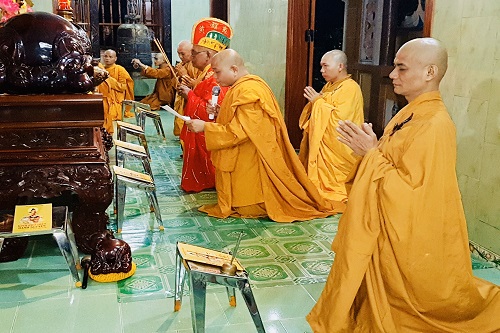 Chư Tôn Đức các tự viện Môn Phong Liên Tông Tịnh Độ Non Bồng tưởng niệm và cúng tiên thường huý kỵ tại chùa Long Cốc Thượng Tự, nhân ngày húy kỵ Tổ Sư